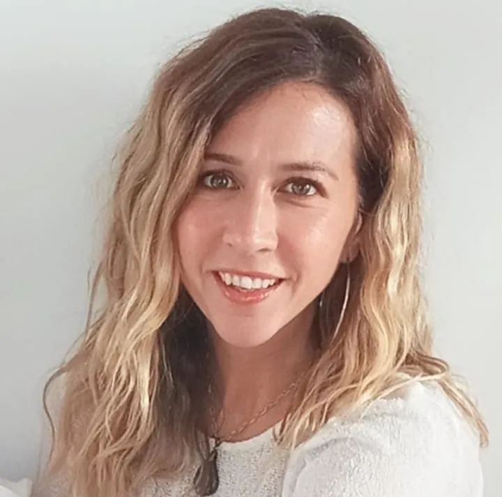 Vanessa Perez assise, portrait posé